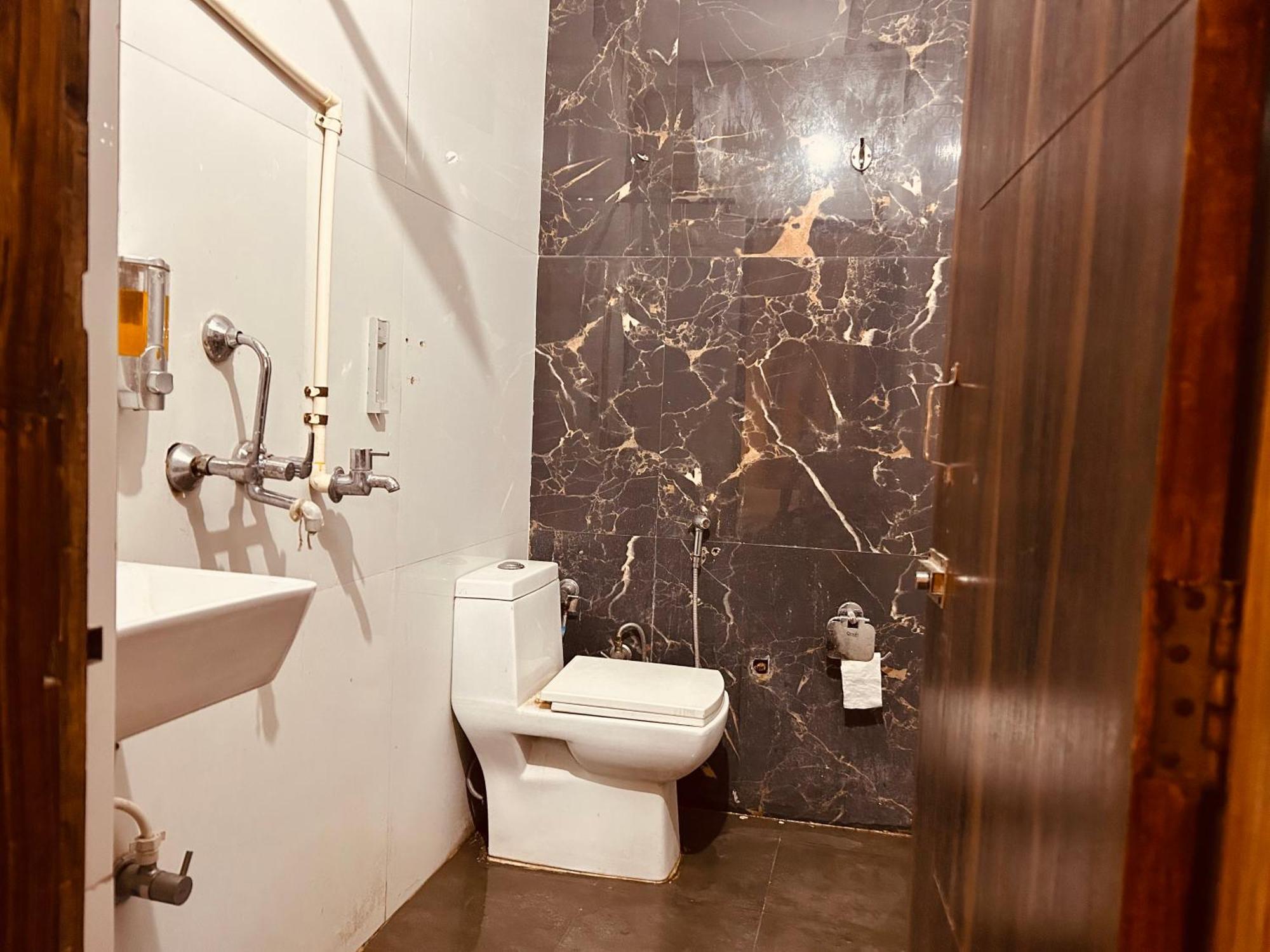 The For You Hotel & Restaurant Ришикеш Экстерьер фото