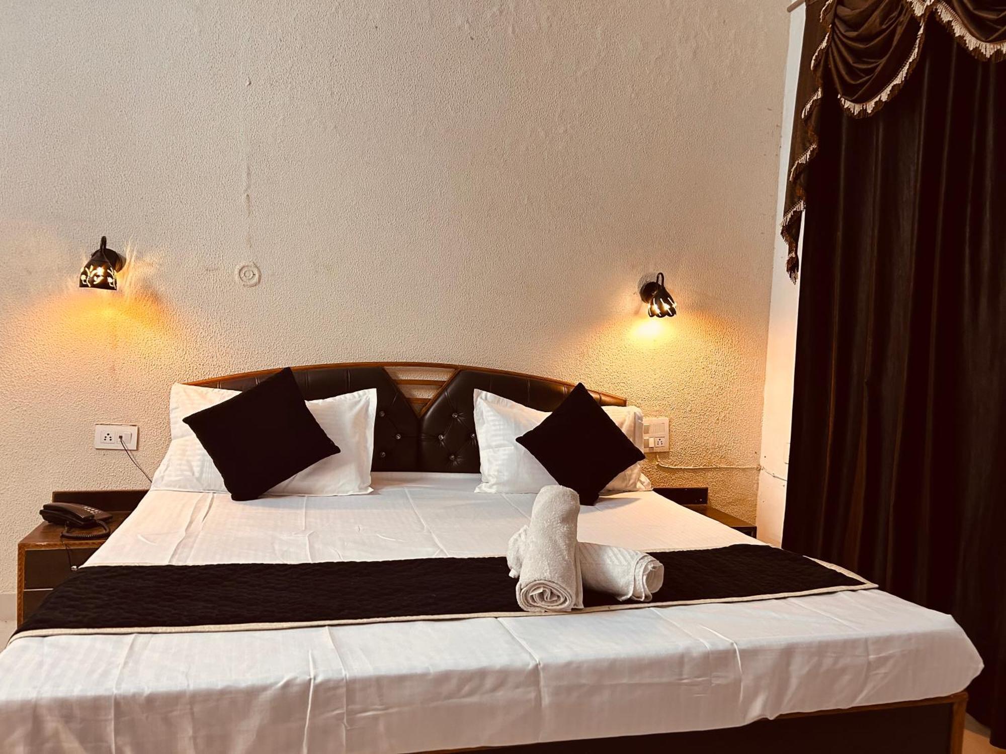 The For You Hotel & Restaurant Ришикеш Экстерьер фото