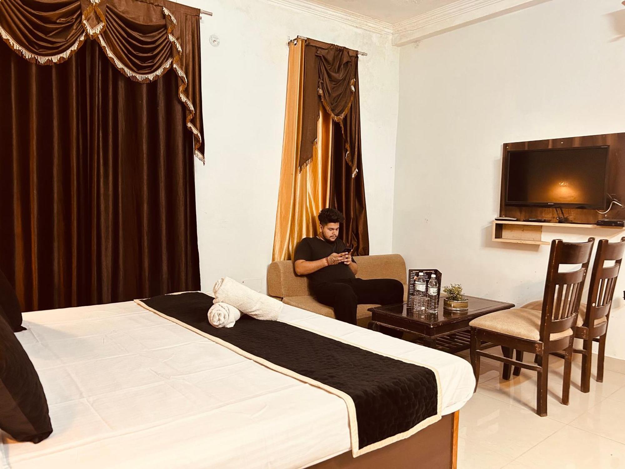The For You Hotel & Restaurant Ришикеш Экстерьер фото