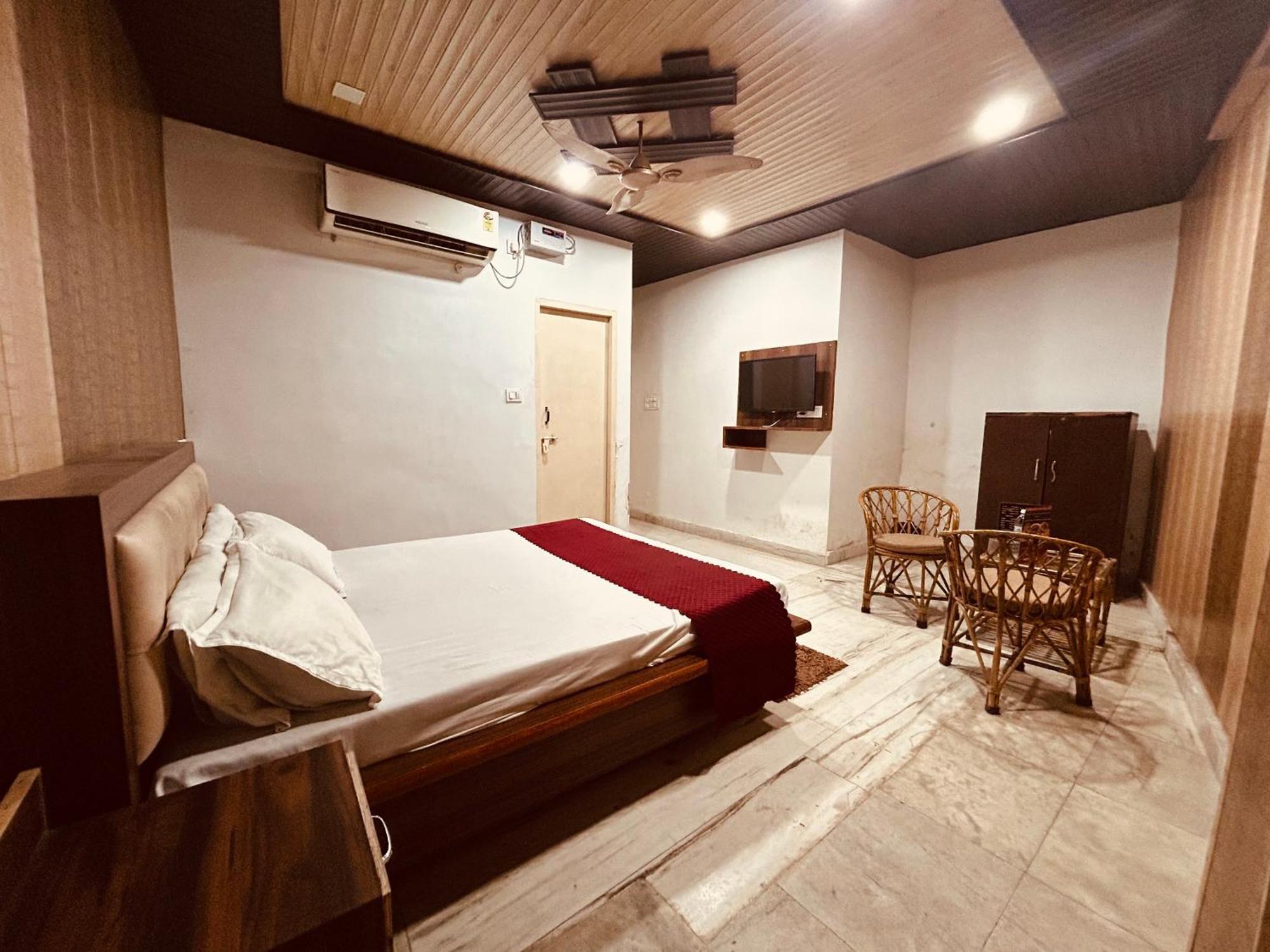 The For You Hotel & Restaurant Ришикеш Экстерьер фото